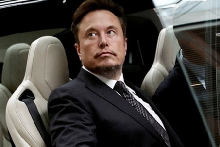 Bị "khiêu khích", Elon Musk gọi CEO Meta là... "con gà"