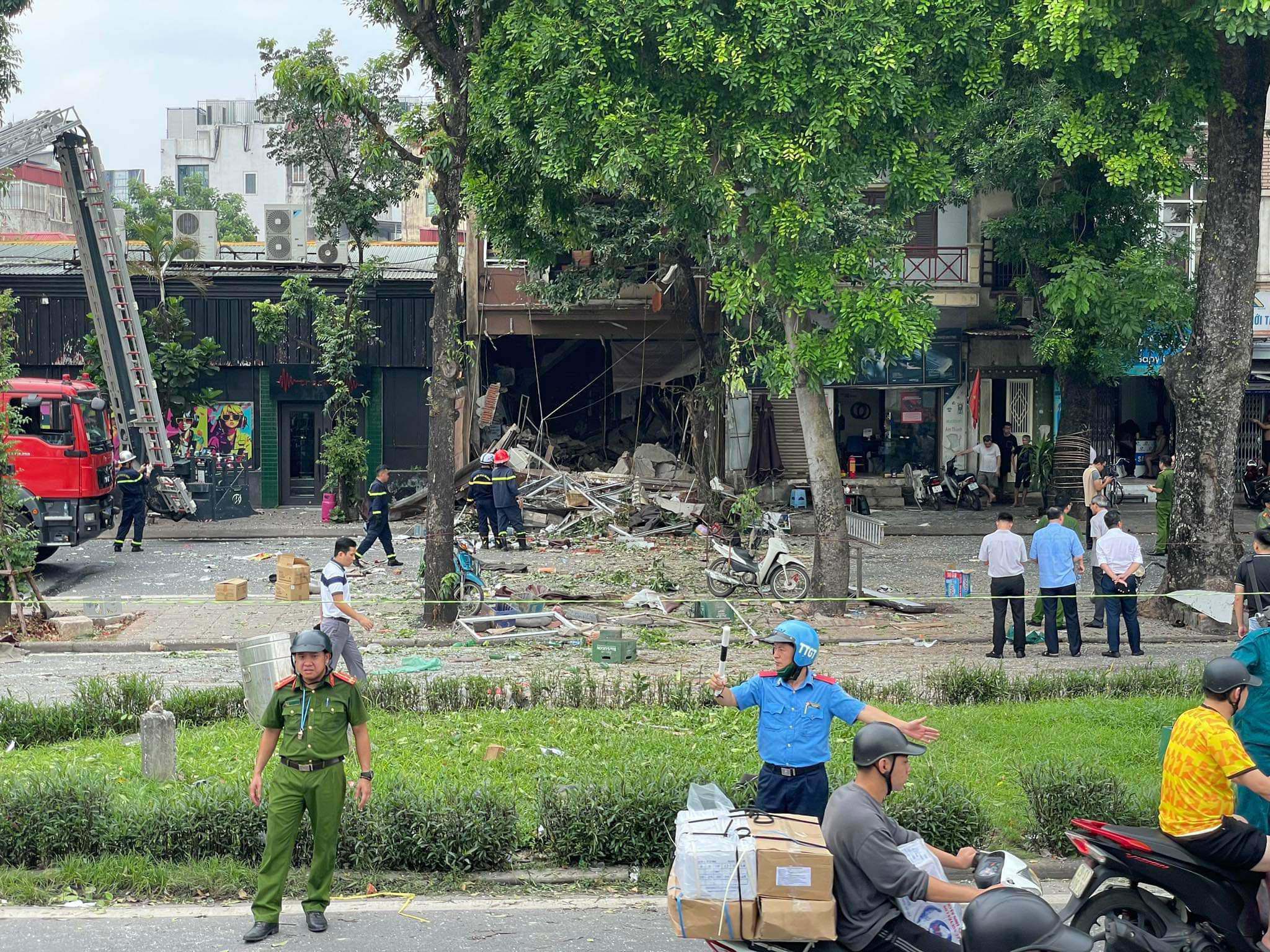 Bà Phạm Thị Chung (60 tuổi) bán nước gần hiện trường vụ nổ cho biết, vào thời điểm trên, bà đang ngồi bán nước thì nghe thấy tiếng nổ to, khói bốc lên, mặt đất rung nhẹ.