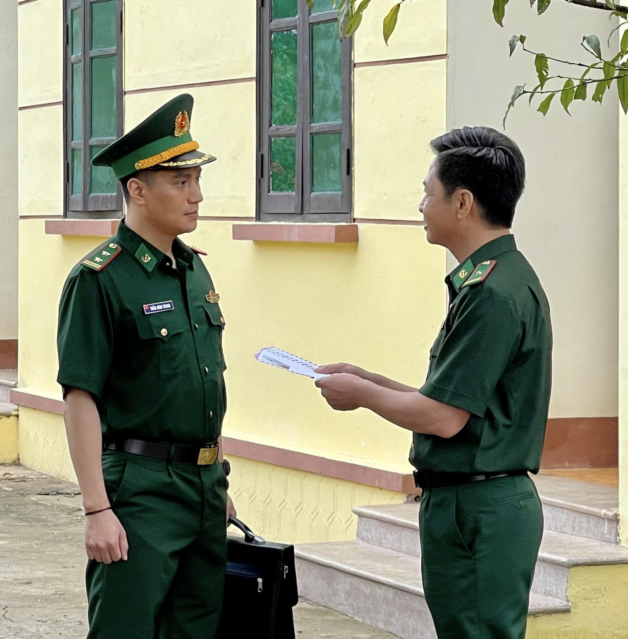 Chán vai "vào tù ra tội", Việt Anh gây bất ngờ với hình ảnh mới bên cạnh "Lưu nát" - 2