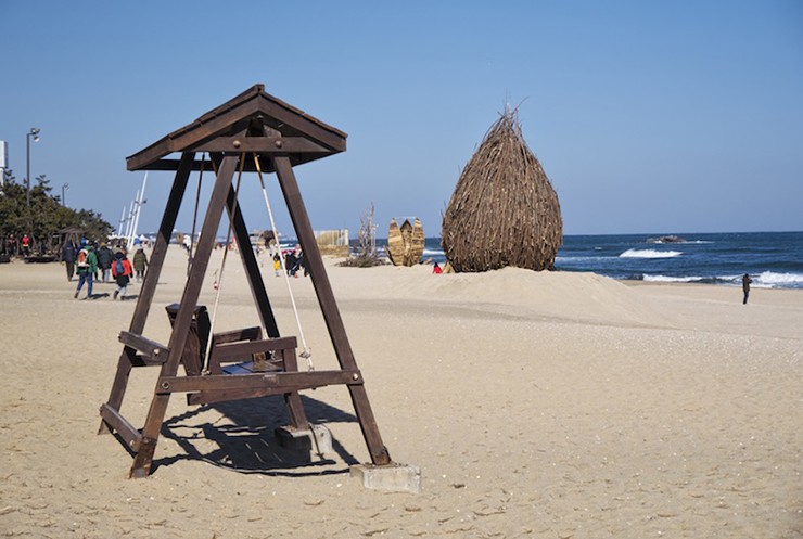 Gangneung: Tách biệt với phần còn lại của Hàn Quốc bởi dãy núi Taebaek giáp ranh, Gangneung có nền văn hóa đặc trưng riêng, bằng chứng là các món ăn ngon của địa phương và nhiều sự kiện văn hóa. Điểm đến thú vị ở đây phải kể đến những ngôi đền cổ, bảo tàng Ojukheon, các đền thờ, tòa nhà truyền thống và kỷ vật của những người Hàn Quốc nổi tiếng. Ngoài ra, Gangneung còn có một trong những bãi biển nổi tiếng nhất nước.
