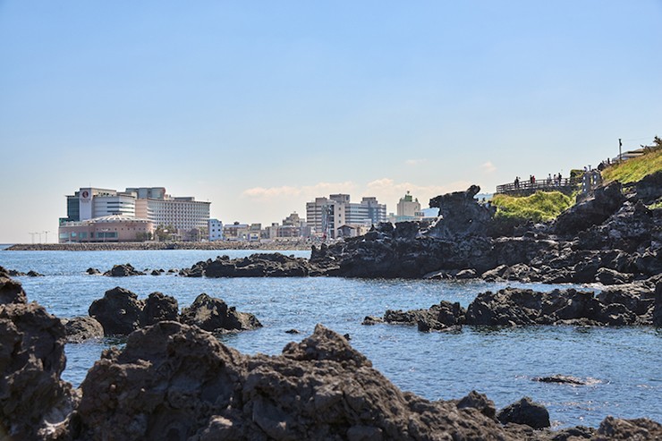 Jeju: Là thành phố lớn nhất trên đảo với khí hậu ấm áp, Jeju&nbsp;trở thành một địa điểm du lịch nổi tiếng. Nhiều người đến đây vào mùa hè để tận hưởng những khách sạn sang trọng, sòng bài&nbsp;đông đúc và quán bar thời thượng. Một chuyến viếng thăm Jeju Loveland,&nbsp;công viên giải trí chỉ dành cho người lớn chắc chắn sẽ khiến du khách thích thú, nhất là trong tuần trăng mật.
