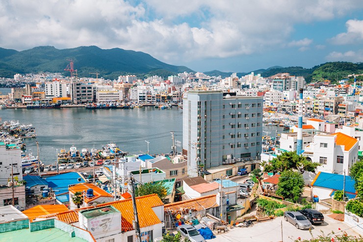 Tongyeong: Được bao quanh bởi ba mặt là biển, Tongyeong nằm ngay mũi phía nam của một bán đảo. Bến cảng của Tongyeong rất đẹp, du khách có thể đi bộ dọc theo bến cảng hoặc ăn bữa tối hải sản ngon lành trong khi ngắm hoàng hôn là một trải nghiệm độc đáo. Những người yêu thiên nhiên sẽ thích thú khi đến thăm Công viên Quốc gia Hallyeohaesang đầy ngoạn mục.


