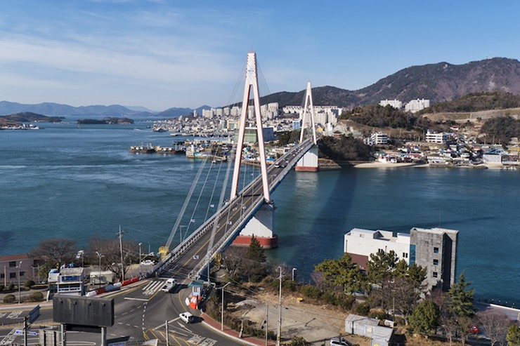 Yeosu: Nằm trên một bán đảo cùng tên ở phía nam của đất nước, Yeosu là một trong những thành phố cảng đẹp nhất ở Hàn Quốc và là một khu nghỉ mát bên bờ biển ngày càng nổi tiếng. Yeosu được bao quanh bởi những hòn đảo và vách đá ngoạn mục.
