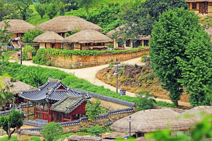 Gyeongju:&nbsp;Với hơn 2000 năm lịch sử, Gyeongju được mệnh danh là "bảo tàng không tường" nhờ vô số lăng mộ, đền thờ và địa điểm khảo cổ. Trung tâm thành phố có rất nhiều ngôi mộ cổ, những ngôi chùa đẹp và ngôi nhà truyền thống. Bảo tàng Quốc gia Gyeongju lưu giữ một bộ sưu tập tuyệt vời các hiện vật địa phương.
