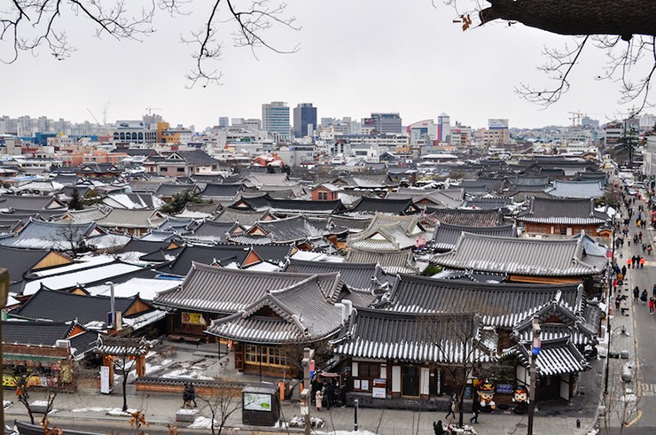 Jeonju:&nbsp;Jeonju có rất nhiều di tích lịch sử và địa danh văn hóa. Đây cũng là nơi có một trong những điểm thu hút khách du lịch nổi tiếng nhất Hàn Quốc là làng Hanok, nơi có những ngôi nhà truyền thống, tập quán văn hóa địa phương và các sản phẩm thủ công phong phú. Với rất nhiều ngôi đền đẹp, Jeonju rất&nbsp;hấp dẫn du khách. Bạn có thể đi dạo trên những con hẻm ngoằn ngoèo, là&nbsp;nơi tập trung các quán cà phê và nhà hàng.
