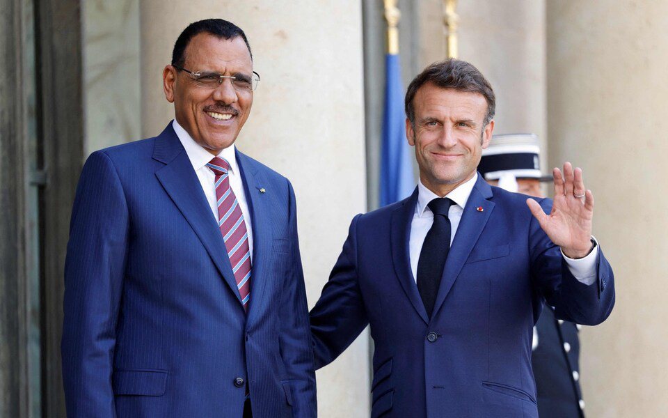 Tổng thống Pháp Emmanuel Macron trong một cuộc gặp với ông Mohamed Bazoum, Tổng thống Niger lúc chưa bị lật đổ.