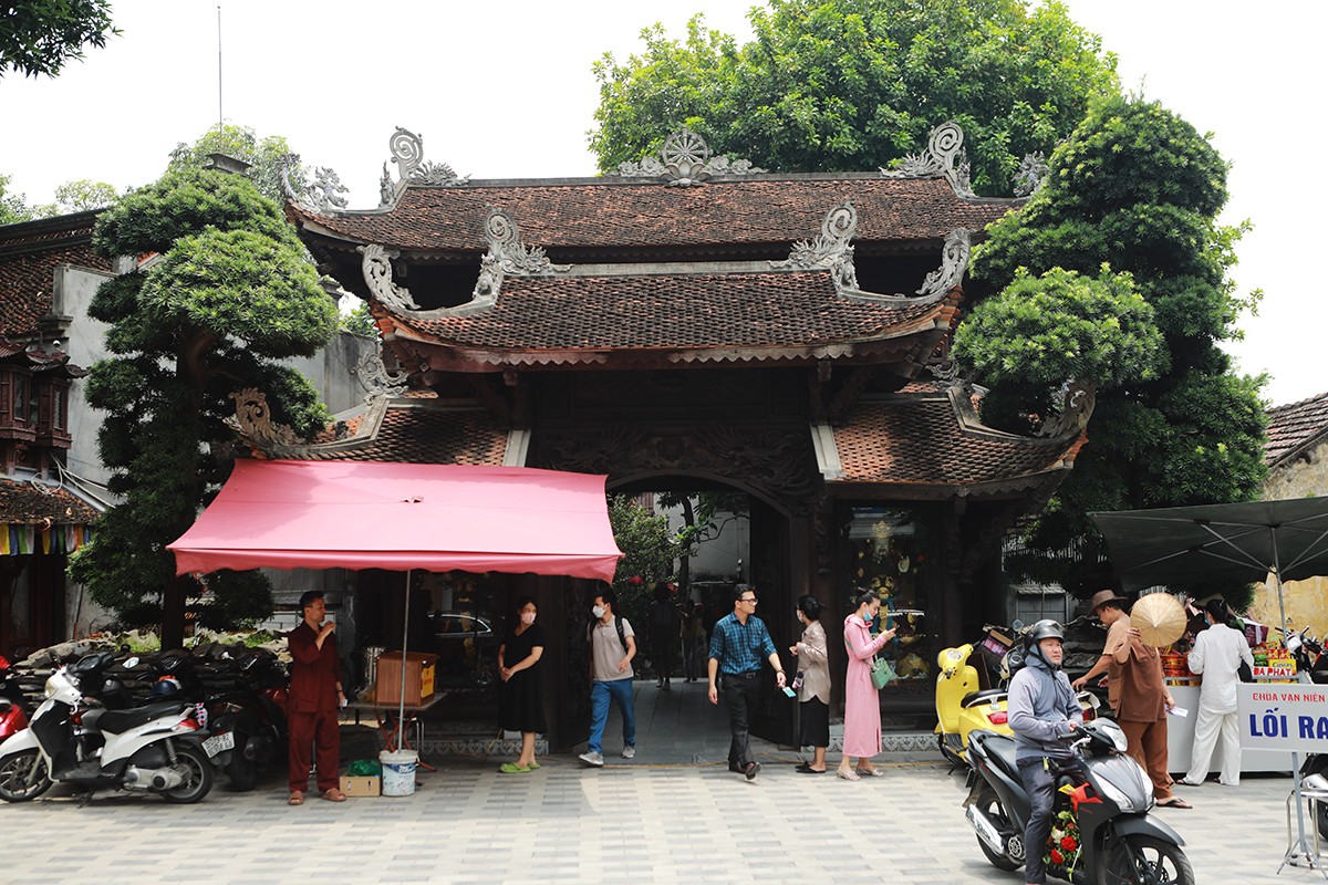 “Biển người” chen chân dâng lễ ngày đầu tháng “cô hồn” ở Phủ Tây Hồ - 17