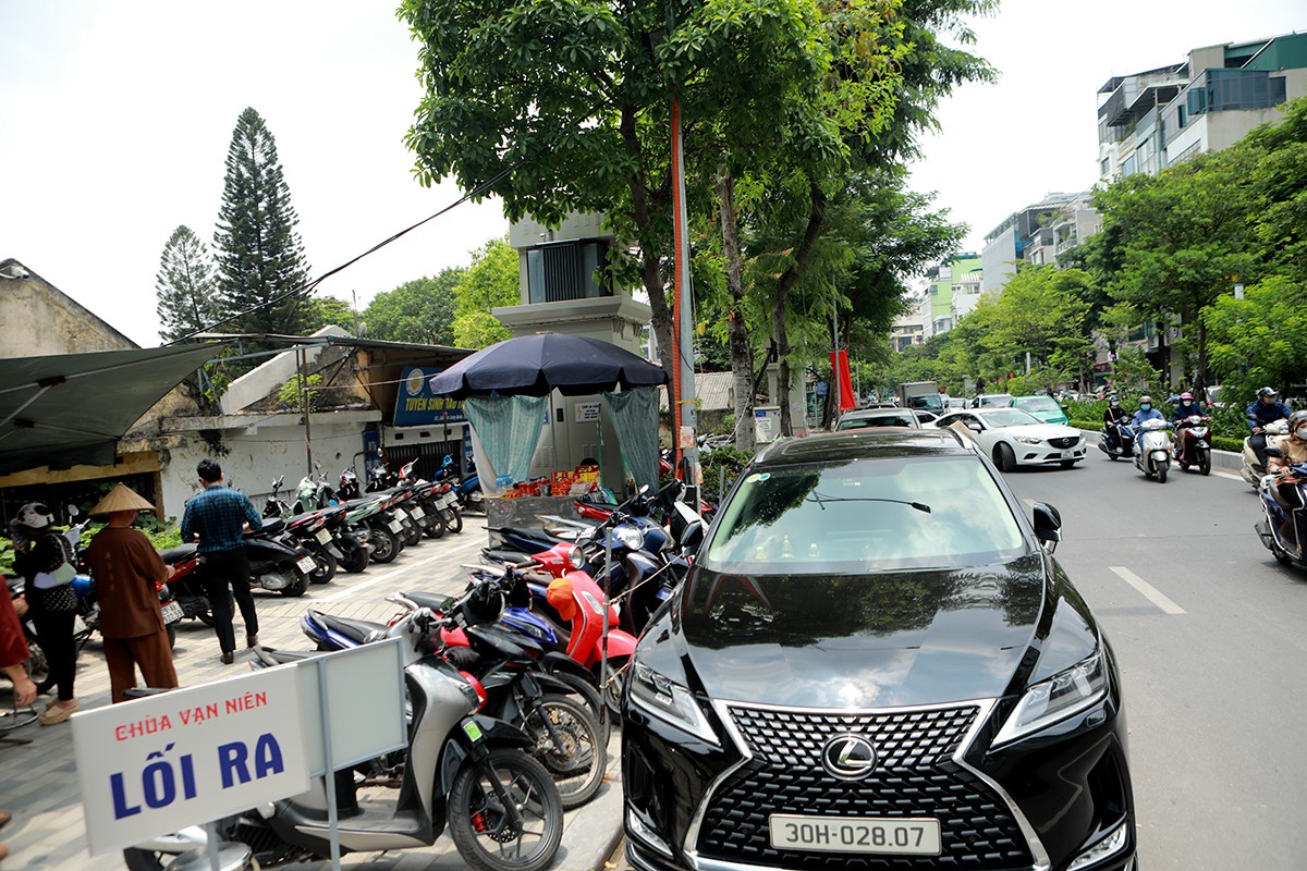 Ngoài Phủ Tây Hồ, các đền – chùa – phủ khác ở Hà Nội cũng rất đông người dân đến cầu bình an, may mắn. Theo ghi nhận tại chùa Vạn Niên (quận Tây Hồ), các bãi gửi xe bên ngoài chùa chật kín xe.