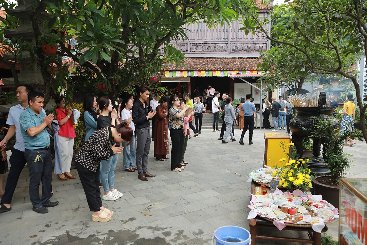 “Biển người” chen chân dâng lễ ngày đầu tháng “cô hồn” ở Phủ Tây Hồ - 19