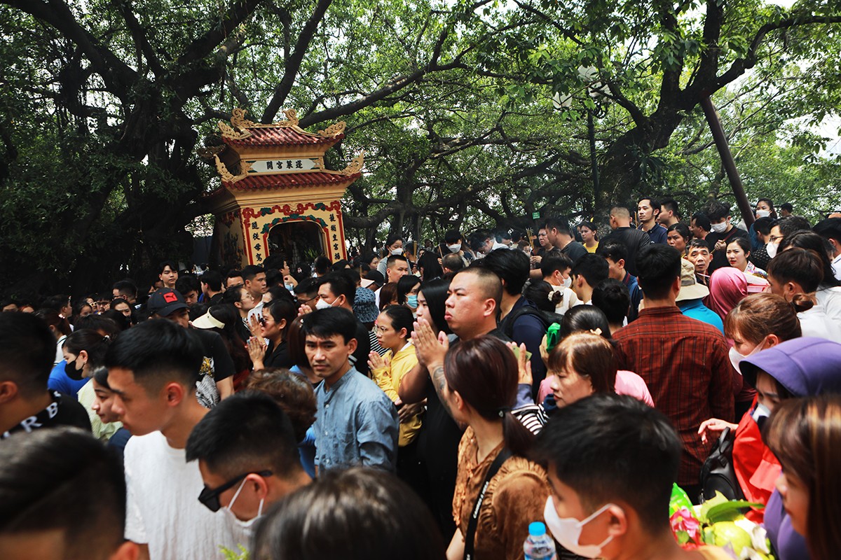 Theo tín ngưỡng dân gian, tháng "cô hồn” là tháng khá quan trọng trong năm nên người dân thường đến chùa để cầu mong bình an, xua đi những điều xui xẻo trong cuộc sống.