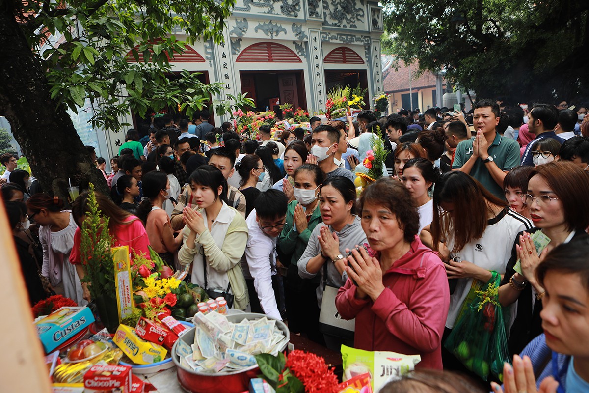 Hai cửa chính dẫn vào bên trong Phủ chật ních người và đồ lễ. Nhiều người phải đứng đợi bên ngoài chờ đến lượt.