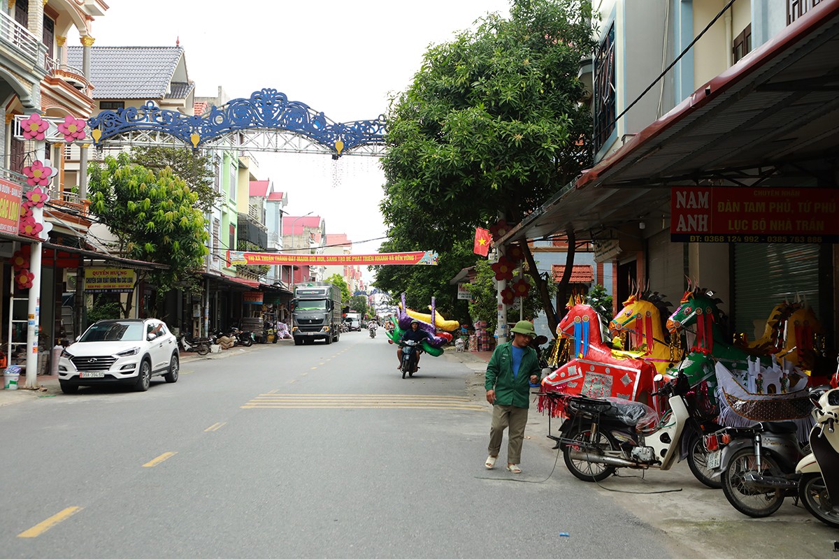 Xã Song Hồ, huyện Thuận Thành (Bắc Ninh) những ngày cận Rằm tháng 7 Âm lịch và dịp lễ Vu lan báo hiếu, thương lái khắp nơi đổ về đây nhập hàng&nbsp;vàng mã. Ngoài những mặt&nbsp;hàng phổ thông như quần, áo, giày dép, mũ…, họ còn tìm mua, đặt hàng những mẫu mã độc đáo