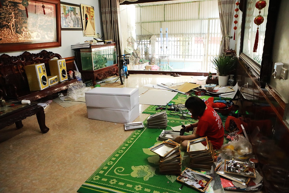 Gia đình anh Nguyễn Hữu Lượng (làng Đông Hồ, xã Hồ Song),&nbsp;chuyên làm vàng mã theo đơn đặt hàng&nbsp;của khách. Những sản phẩm độc đáo được làm giống như thật, trau chuốt từng chi tiết nhỏ nhất.