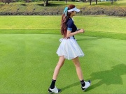 Thời trang - Váy áo khoe chân dài gấp rưỡi người thường trên sân golf của 2 mỹ nữ cao 1m80