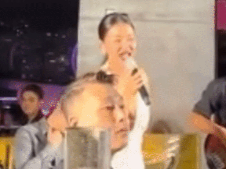 Văn Mai Hương bị khán giả ném đồ khi đang diễn, cách xử lý của ca sĩ được khen ngợi