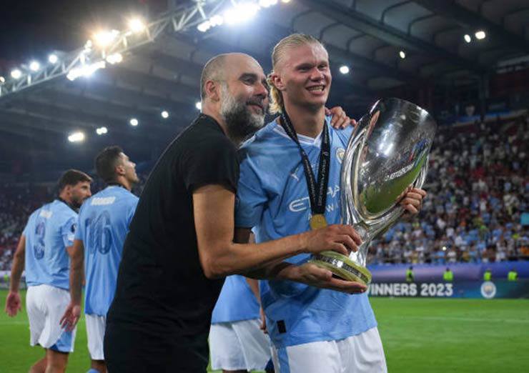 Pep Guardiola và Erling Haaland bên danh hiệu Siêu cúp châu Âu mới đoạt, Pep đã không cầm danh hiệu này trên tay trong 10&nbsp;năm