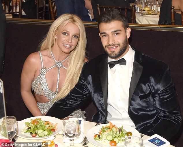 Britney Spears và nam diễn viên kém 13 tuổi Sam Asghari đứng trước bờ vực tan vỡ.