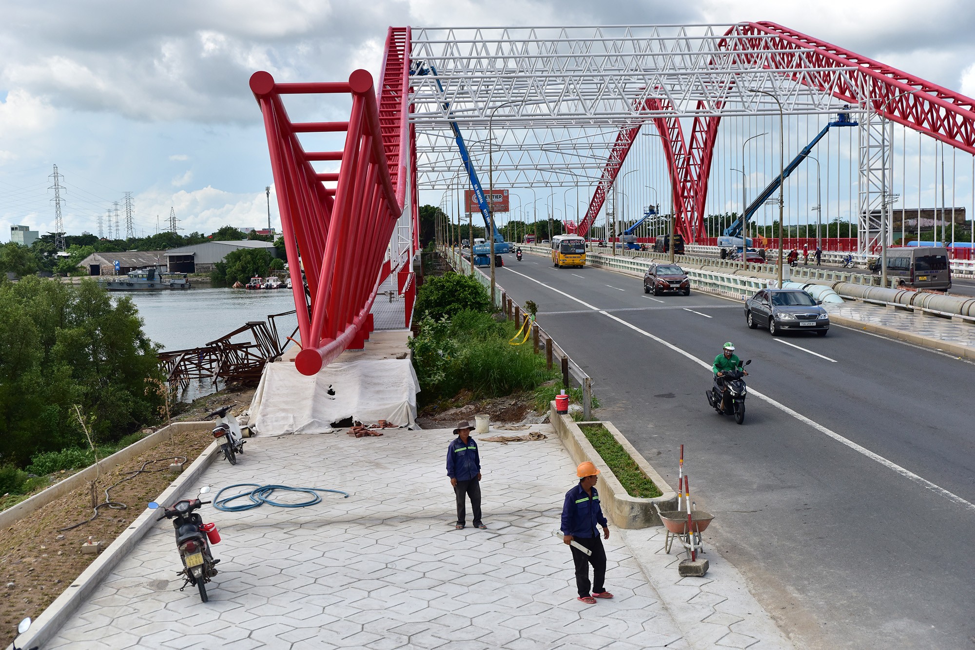 Đầu cầu phía TP Bà Rịa bố trí hoa viên hai bên đường. Đây cũng là không gian, điểm dừng đỗ xe, là nơi để người dân và khách du lịch ngắm cảnh.