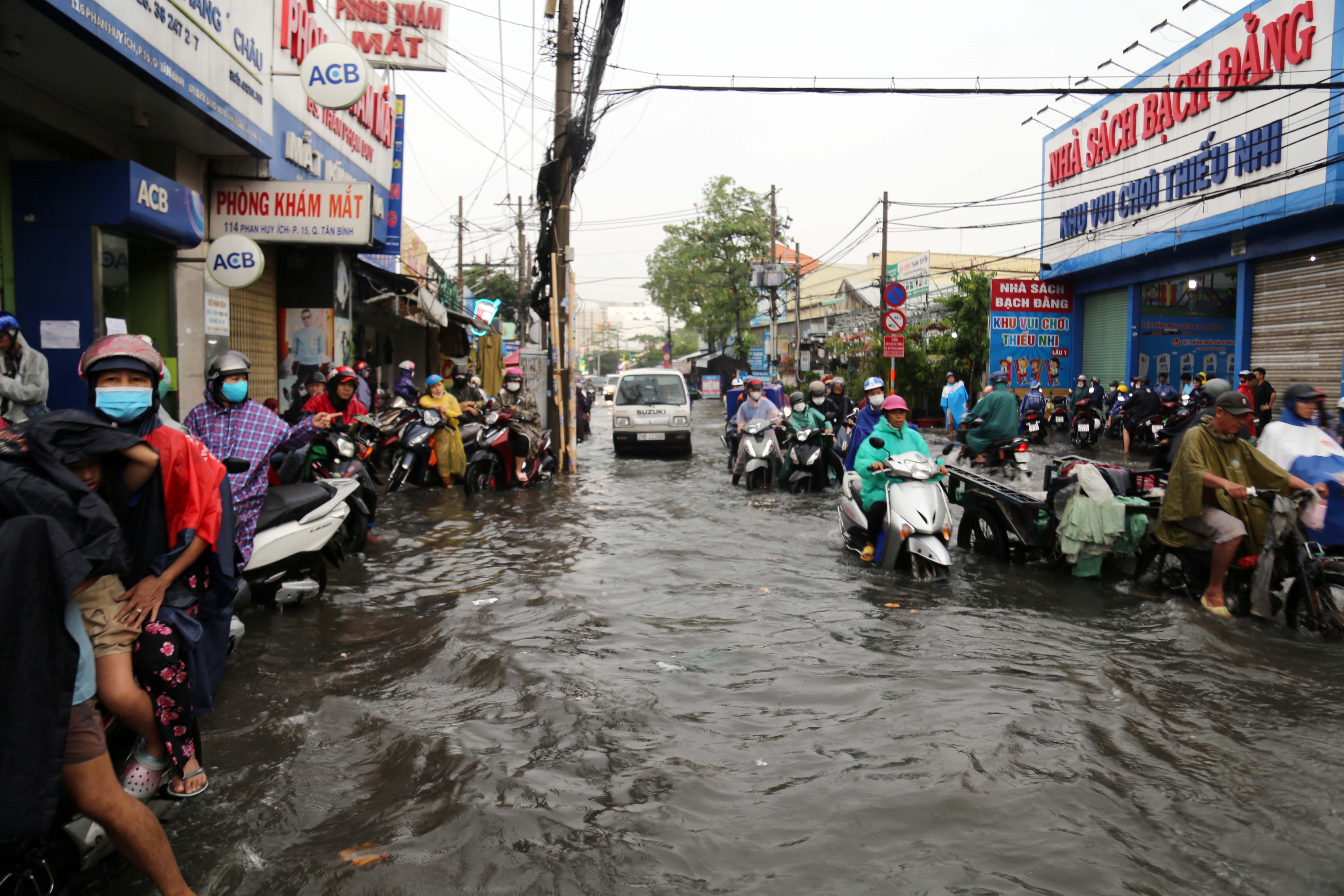 Nước ngập sâu khiến&nbsp;nhiều người không dám vượt qua “biển nước” để về nhà. Do ảnh hưởng của cơn mưa, các tuyến đường như Nguyễn Văn Khối, Phạm Văn Chiêu, Lê Văn Thọ (quận Gò Vấp); Song Hành, Nguyễn Văn Quá (quận 12) cũng bị ngập nặng.