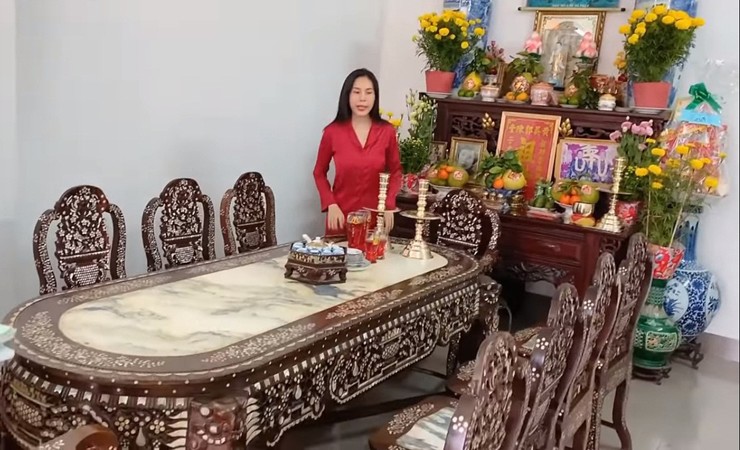 Ngoài ra căn nhà ở quê nhà tại&nbsp;Rạch Giá, Kiên Giang rất khang trang với bộ bàn ghế gỗ 400 triệu, được Thủy Tiên&nbsp;mua tặng mẹ&nbsp;vào năm 2011 khi cô&nbsp;chỉ mới 26 tuổi.
