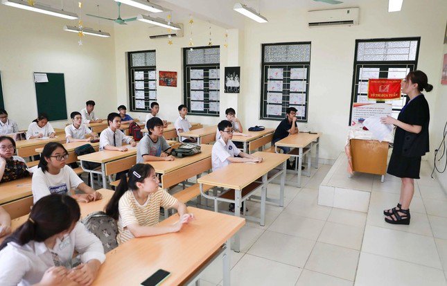 Nhiều trường thông báo học sinh mua đồng phục trên tinh thần tự nguyện. Ảnh minh họa: TTXVN