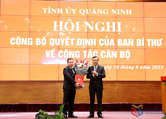 Ông Nguyễn Quang Dương, Ủy viên Trung ương Đảng, Phó Trưởng Ban Tổ chức Trung ương trao Quyết định của Ban Bí thư cho ông Đặng Xuân Phương, Phó Bí thư Tỉnh ủy Quảng Ninh. Ảnh: QMG.