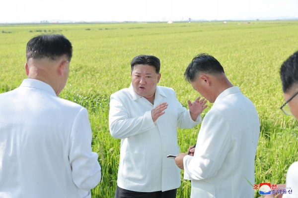 Ông Kim Jong-un thị sát các trang trại bị ảnh hưởng bởi bão lũ. Ảnh: KCNA