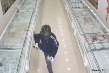 Nam thanh niên dùng búa đập tủ tiệm vàng, cướp nữ trang ở Hưng Yên