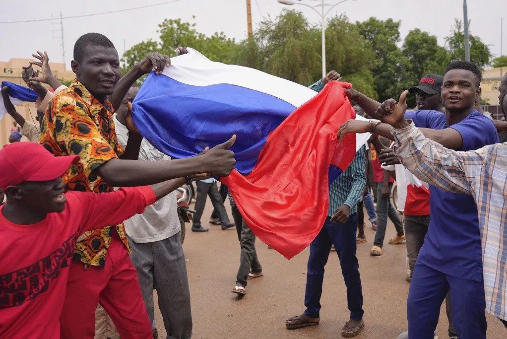 Người biểu tình ở Niger giương cờ Nga. Ảnh: AP