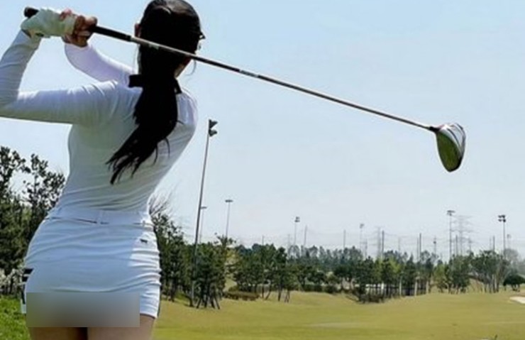 Để tránh được sự cố kém duyên như mỹ nhân sân golf người Hàn Quốc này.&nbsp;
