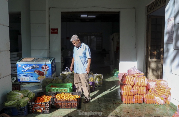 Ông Thân Văn Nê (60 tuổi), hiện đang giữ vai trò Tổ trưởng tổ chế biến thực phẩm tại Thảo Cầm Viên. Người được xem là "anh nuôi" của muôn thú với 30 năm làm việc tại Thảo Cầm Viên. Ông cũng là một trong những người gắn bó lâu nhất tại đây và chứng kiến nhiều kỷ niệm vui buồn trong từng bữa ăn giấc ngủ của các loại động vật sinh sống tại điểm du lịch nổi bật của TPHCM.