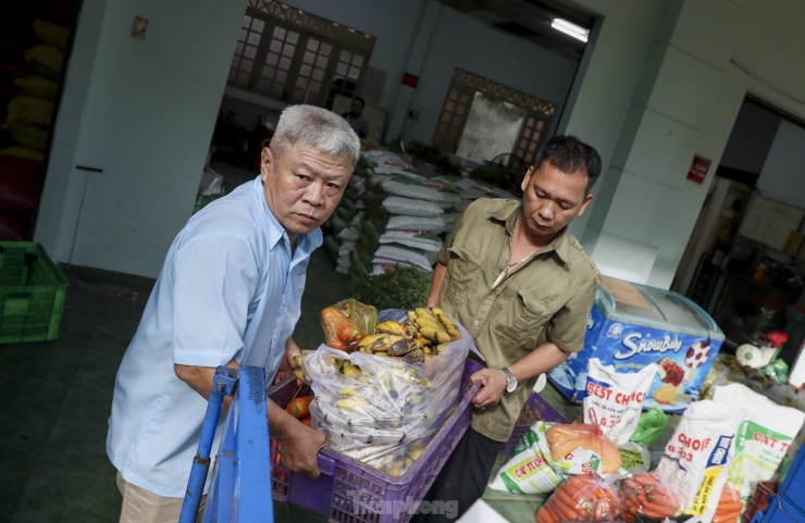 Sau khi hoàn thành các công đoạn sơ chế và phân bổ, ông Nê trực tiếp sắp xếp các khẩu phần ăn lên xe để chuyển đến các chuồng.