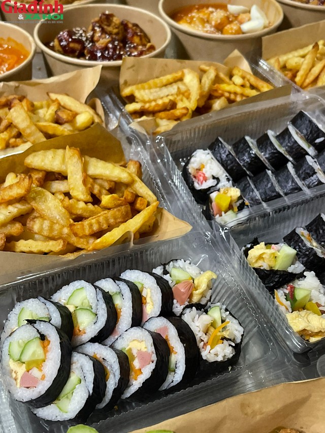 Nếu vào ngày mưa gió, được thưởng thức các món khoai chiên, gimbap, phô mai,.... thì còn gì tuyệt vời hơn phải không nào?