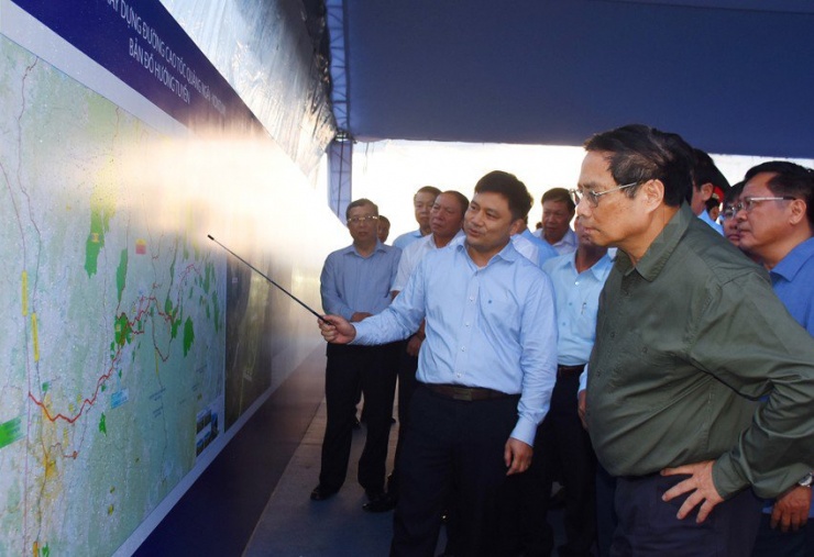 Thủ tướng Phạm Minh Chính cùng đoàn công tác khảo sát đồ án quy hoạch Cảng hàng không Măng Đen và cao tốc Quảng Ngãi - Kon Tum. Ảnh: VP