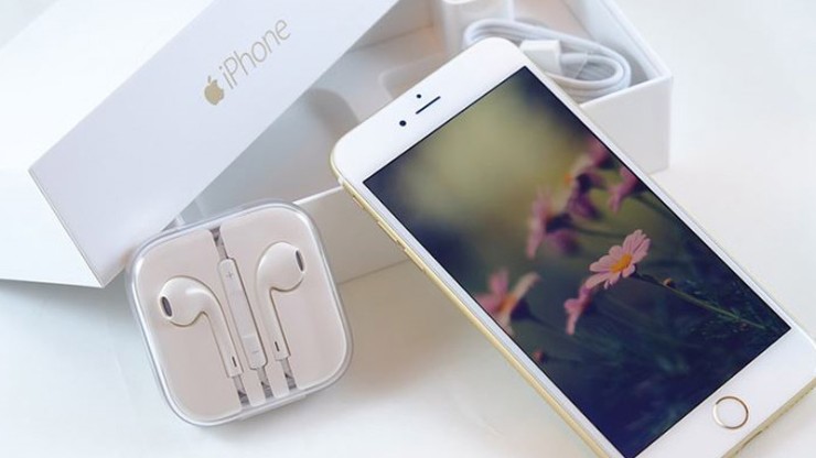 Nhiều người mua iPhone đã qua sử dụng từ những người quen hoặc trên mạng.