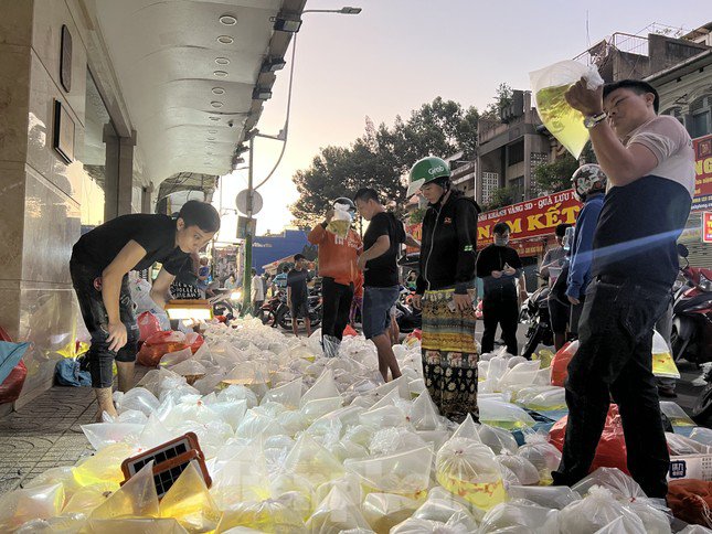 Chợ cá cảnh Lưu Xuân Tín đã có từ vài chục năm trước, trở thành nơi giao thương quen thuộc của dân chơi và kinh doanh cá cảnh.