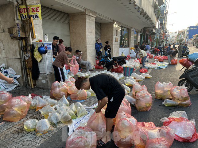 Tầm 6 giờ sáng, tiểu thương dọn hàng, trả lại đường phố cho xe cộ ngược xuôi...