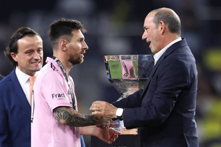 Messi lên nhận giải thưởng Cầu thủ hay nhất Leagues Cup, anh là Vua phá lưới với 10 bàn thắng