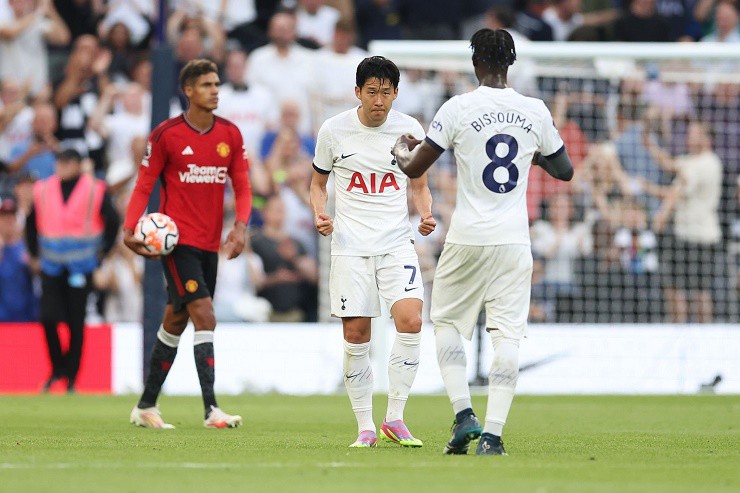 Son Heung Min(số 7) cùng Tottenham đánh bại MU trên sân nhà