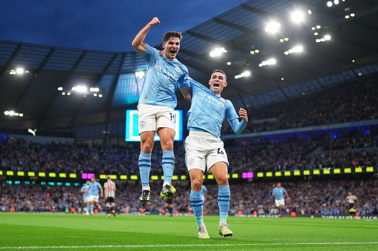 Alvarez (trái) và Foden (phải) tỏa sáng mang về chiến thắng tối thiểu&nbsp;cho Man City