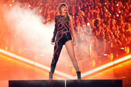 Taylor Swift thu hàng tỷ USD, "gây chấn động" với "The Eras Tour"