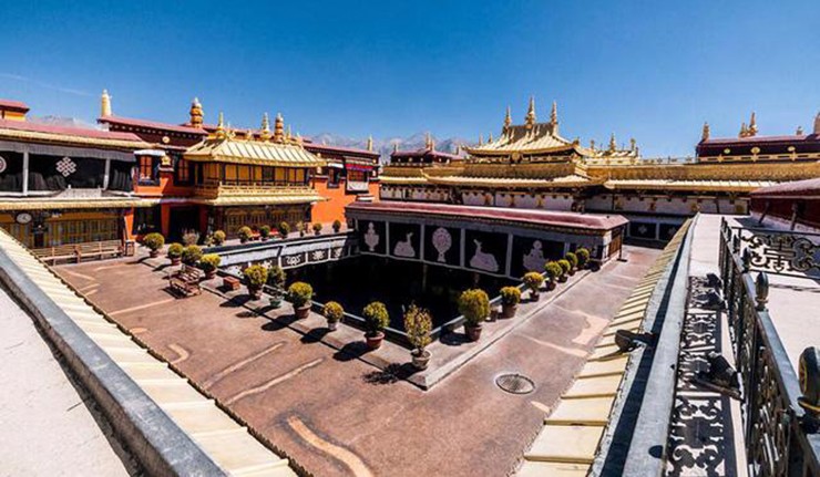 Cung điện Potala cũng có 3 bảo tháp cùng rất nhiều tượng Phật làm bằng vàng nguyên khối.
