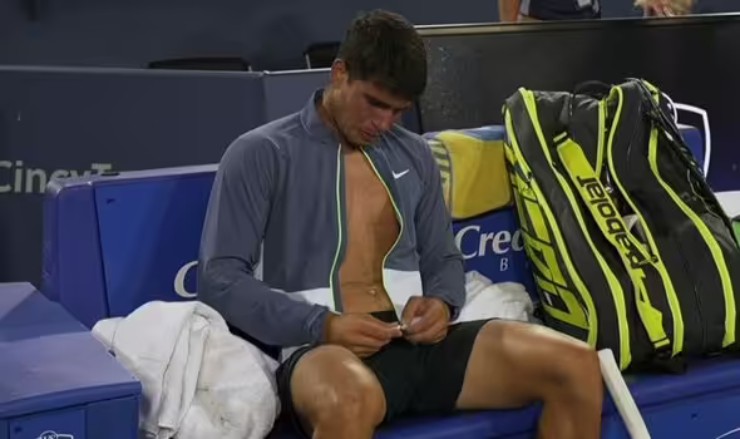 Alcaraz bật khóc sau trận đấu kéo dài với Djokovic