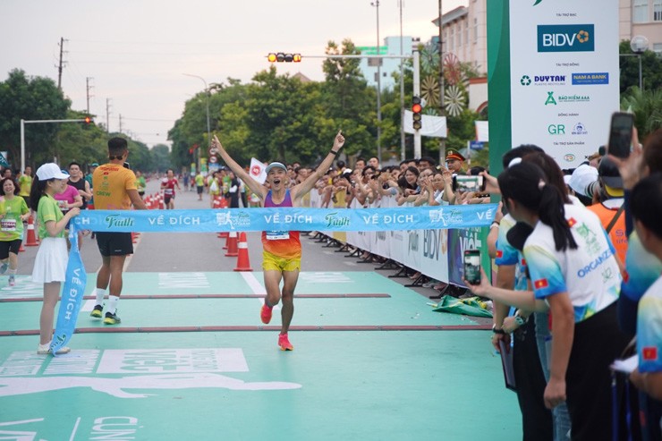 VĐV Nguyễn Văn Long về đích đầu tiên ở cự ly 42km.