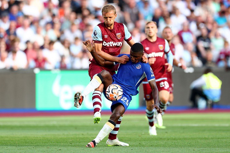 Tân binh Caicedo (áo xanh) của Chelsea&nbsp;ra mắt đáng quên