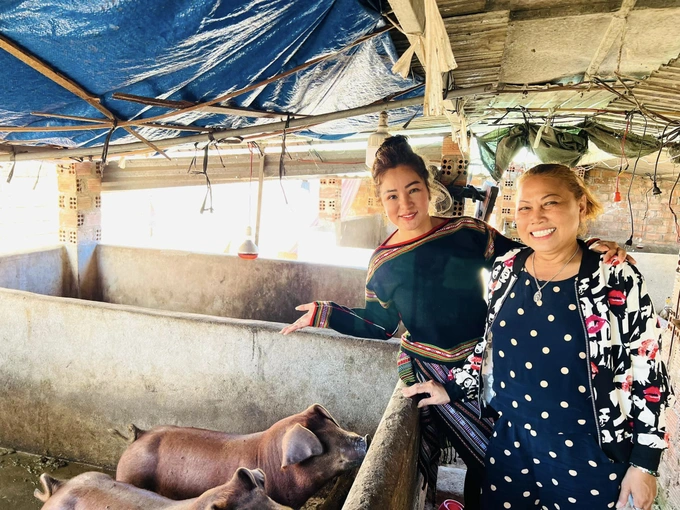 Thúy Nga trong lần đến thăm nhà Siu Black ở quê