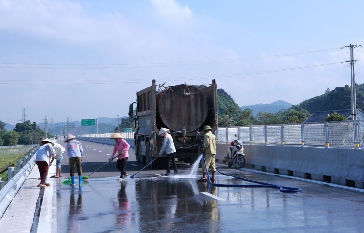 Công nhân rửa đường trên tuyến Nghi Sơn - Diễn Châu, đoạn 6,5 km qua địa bàn tỉnh Thanh Hóa. Theo ông Minh đây cũng là khâu cuối cùng trước khi cho thông tuyến dự kiến vào ngày 2-9.