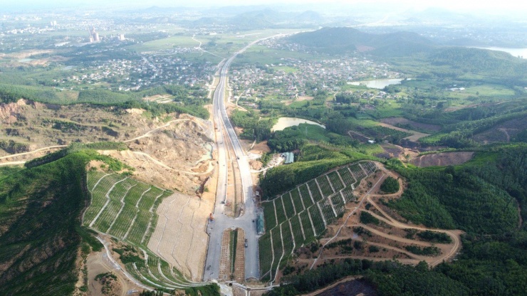 Ngoài ra, theo ông Minh cao tốc Bắc - Nam, đoạn Nghi Sơn - Diễn Châu có chiều dài 50 km qua địa phận hai tỉnh Thanh Hóa (6,5 km) và tỉnh Nghệ An (43,5 km) với tổng mức đầu tư 7.293 tỉ đồng.