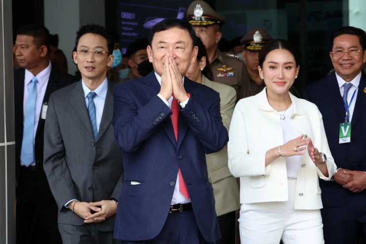 Ông Thaksin Shinawatra và con gái là cô Paetongtarn Shinawatra tại sân bay Don Muang, thủ đô Bangkok (Thái Lan) ngày 22-8. Ảnh: REUTERS