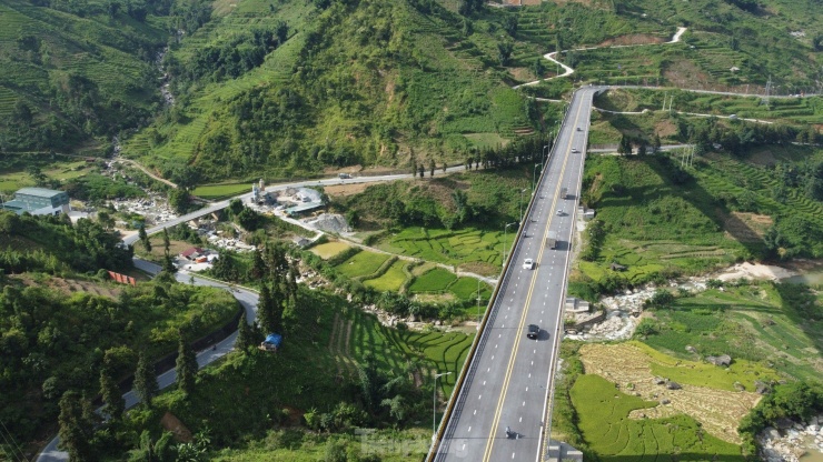 Ông Trần Cao Sơn, Tổng Giám đốc Công ty Cổ phần Đầu tư BOT Lào Cai - Sa Pa cho biết, đây là bước cuối cùng để đưa cầu Móng Sến vào vận hành chính thức. Trong thời gian vận hành thử, đơn vị sẽ theo dõi quá trình lưu thông của các phương tiện để xử lý những vấn đề phát sinh.